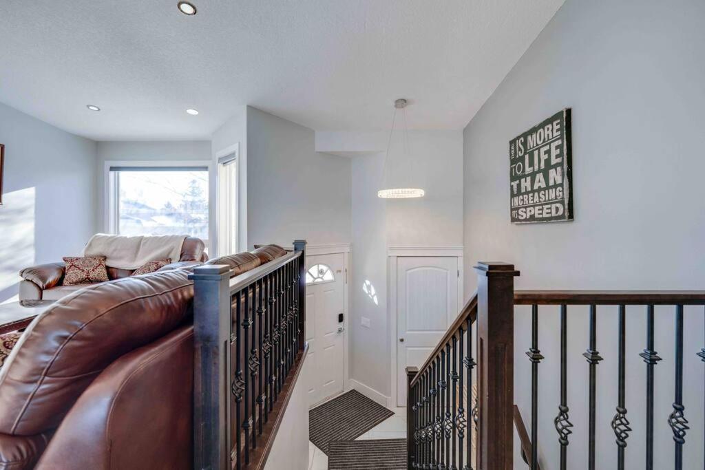 Rare Find Fully Renovated 6 Bedroom 3 Bath And Both Levels YYC Exterior foto