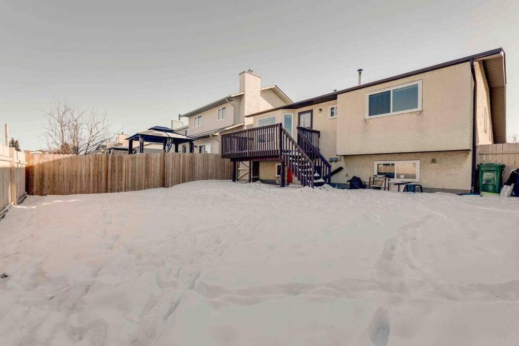 Rare Find Fully Renovated 6 Bedroom 3 Bath And Both Levels YYC Exterior foto