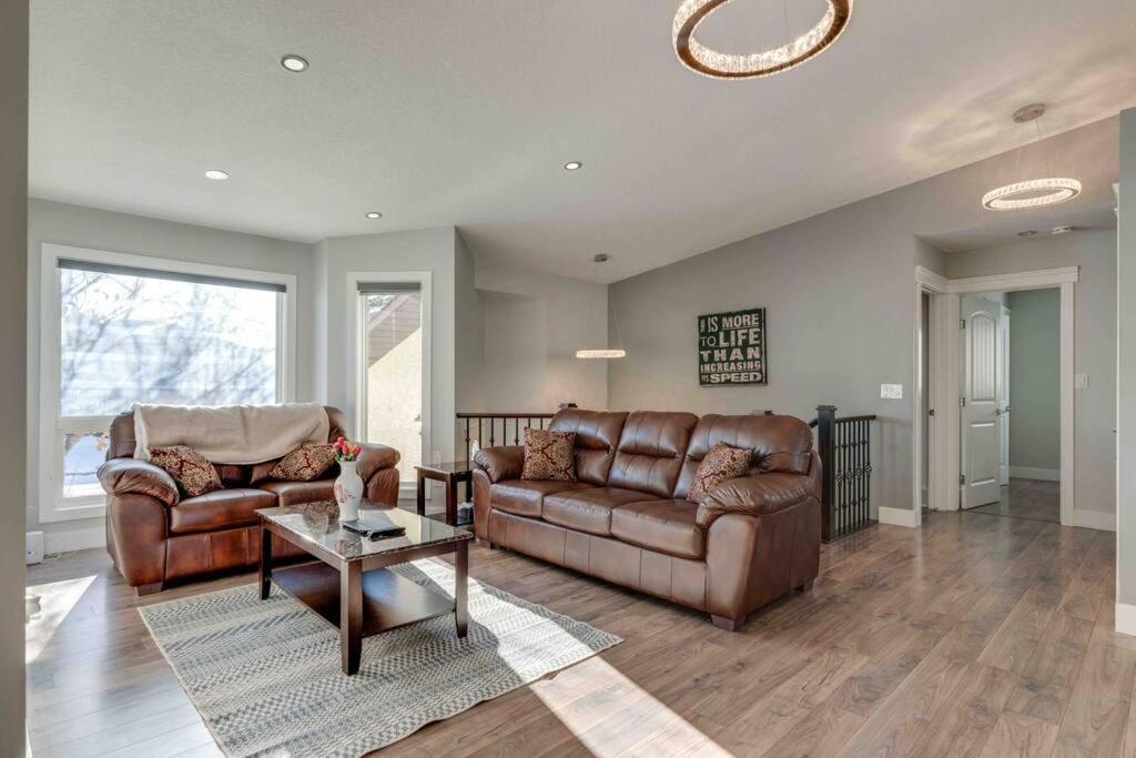 Rare Find Fully Renovated 6 Bedroom 3 Bath And Both Levels YYC Exterior foto